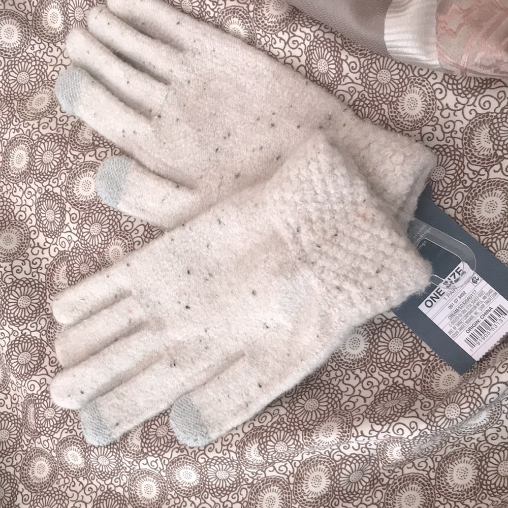 Winter gloves,one size,white with black dots